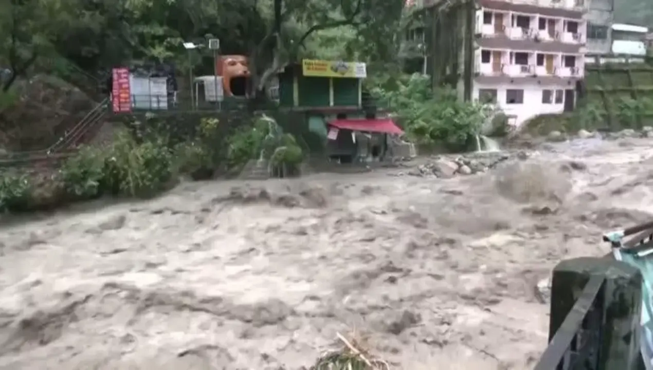 Heavy rains have caused the disappearance of more than twenty people in India.