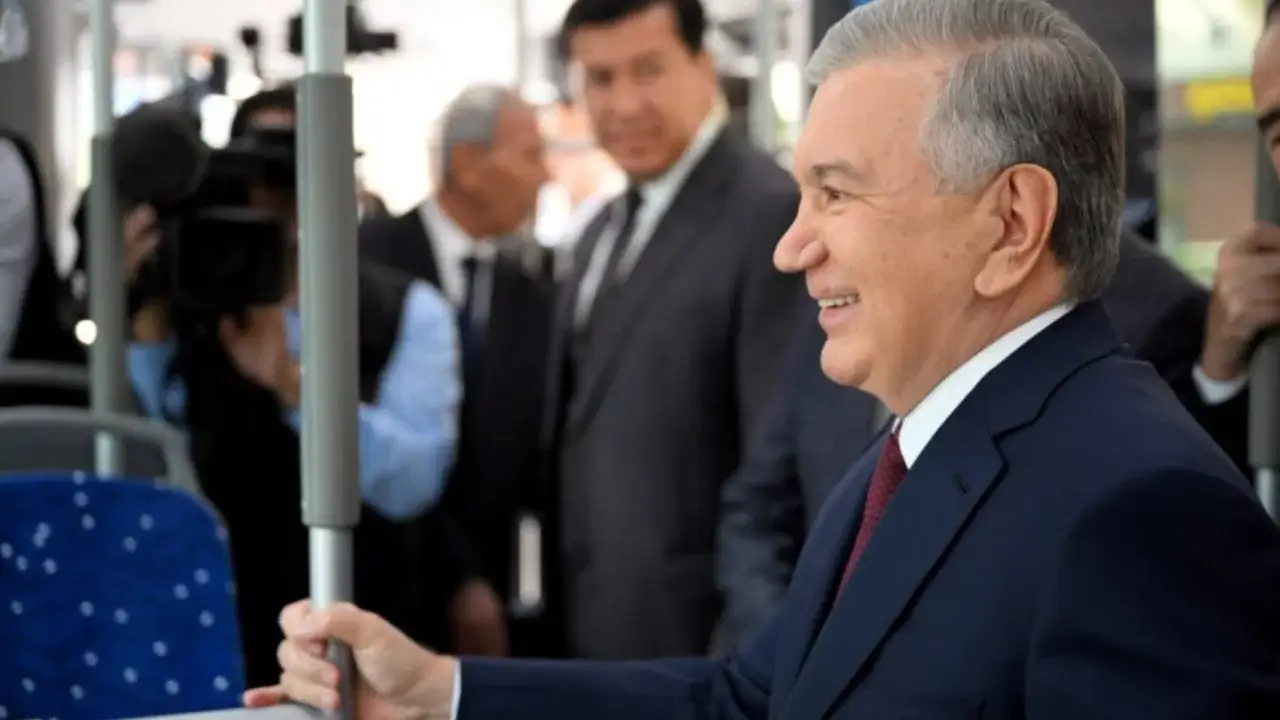 Mirziyoyev avtobusga chiqib, poytaxt yo‘llarini shaxsan ko‘zdan kechirdi