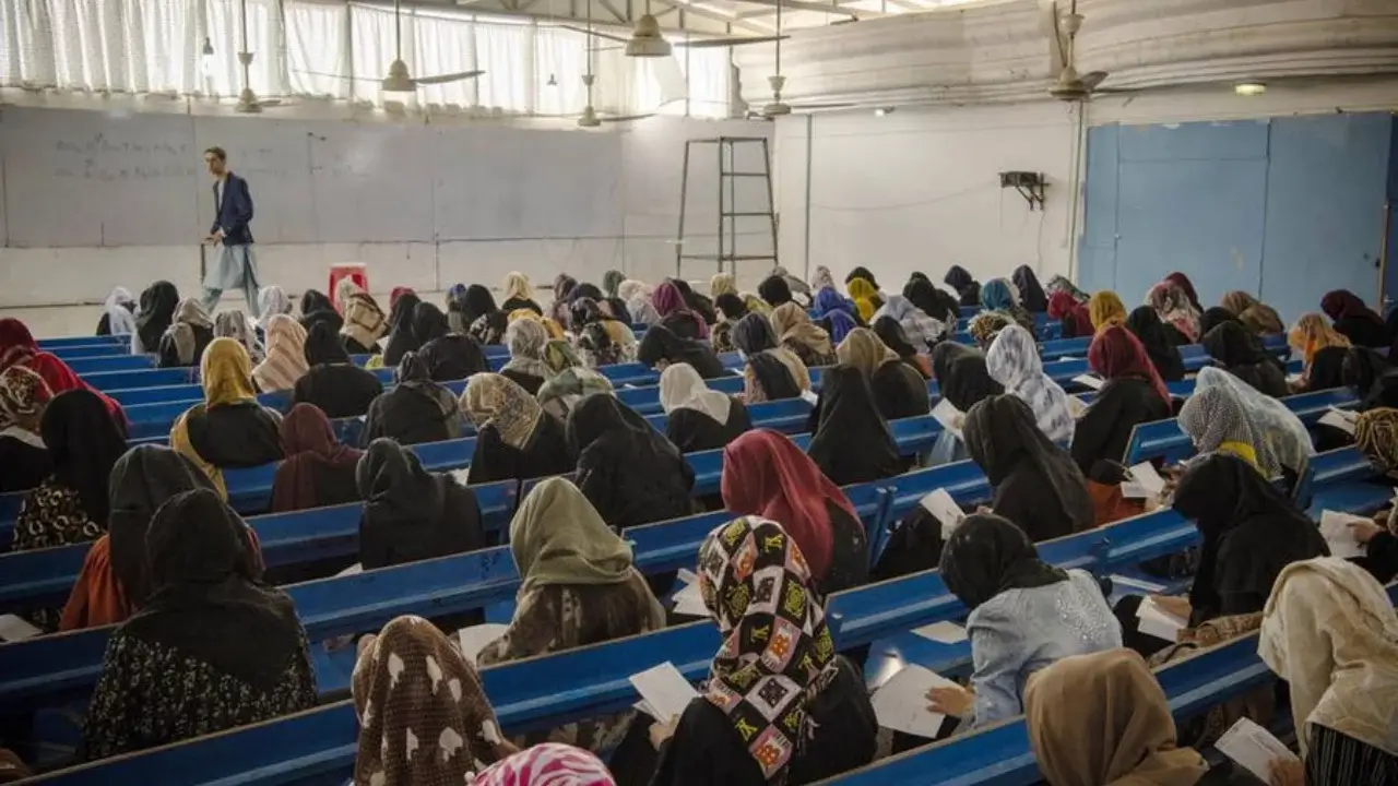 Afganistan'da üniversite öğretmenlerinin çalışma saatlerinde akıllı telefon kullanması yasaklandı
