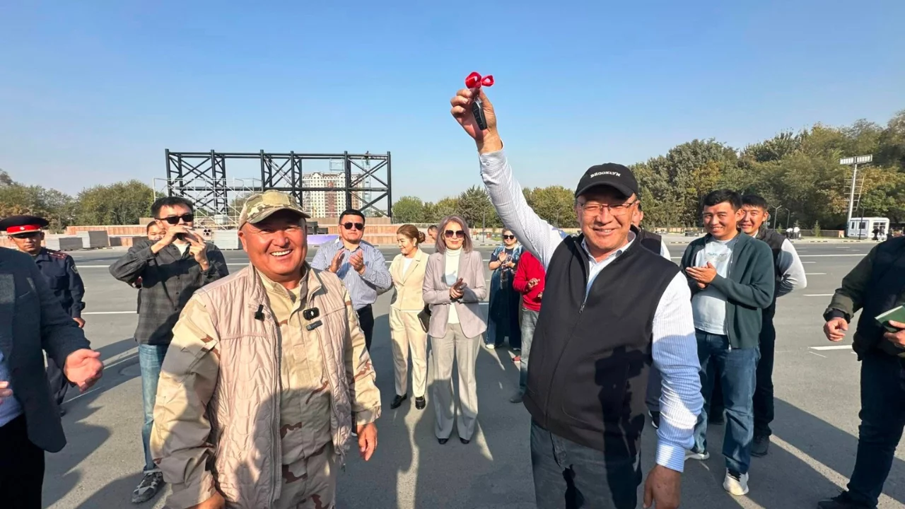 Hokim hokimga elektromobil sovg‘a qildi, hamkorlik ramzi sifatida