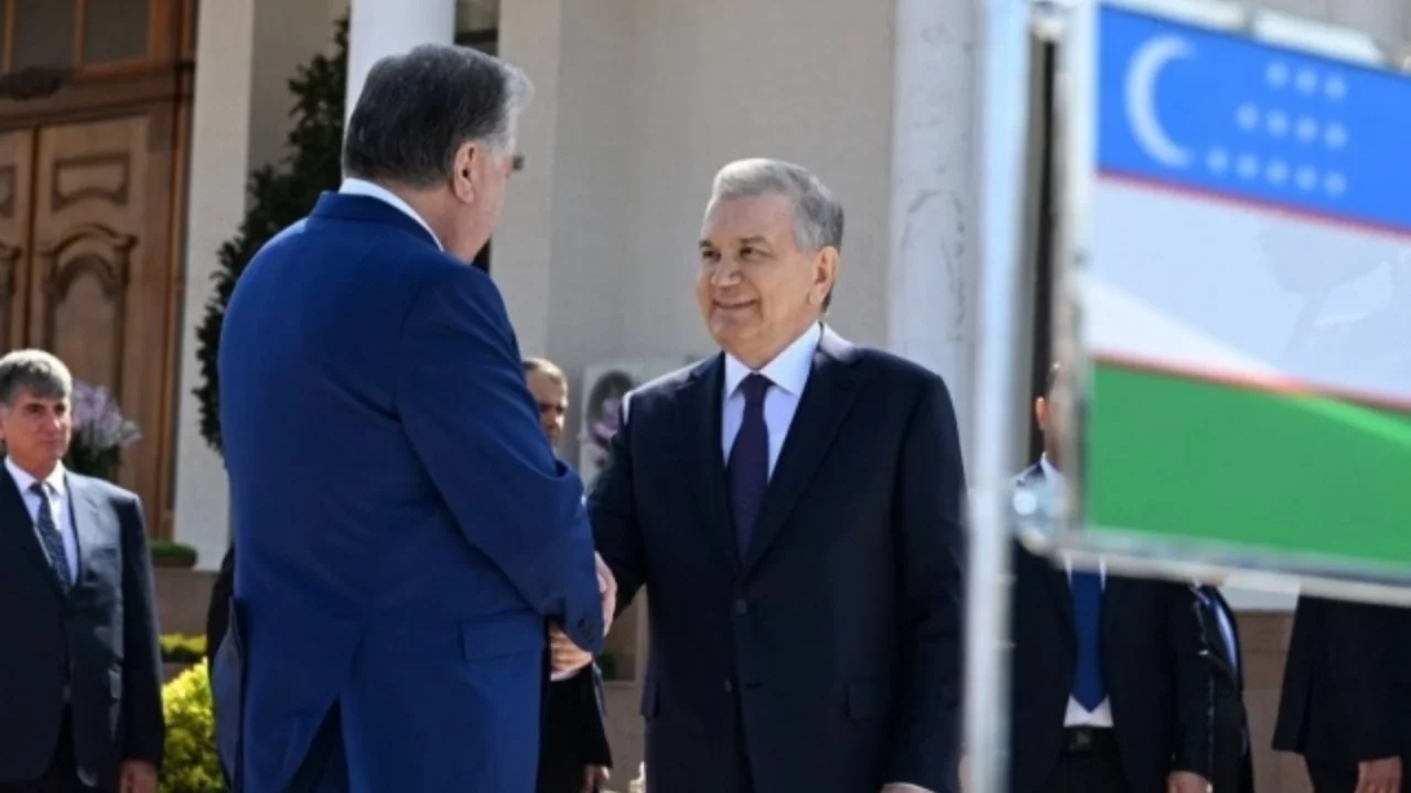 Мирзиеев отправился в Таджикистан: ожидаются важный саммит и встречи