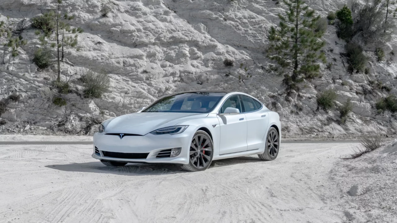 Автомобили Tesla находятся под расследованием