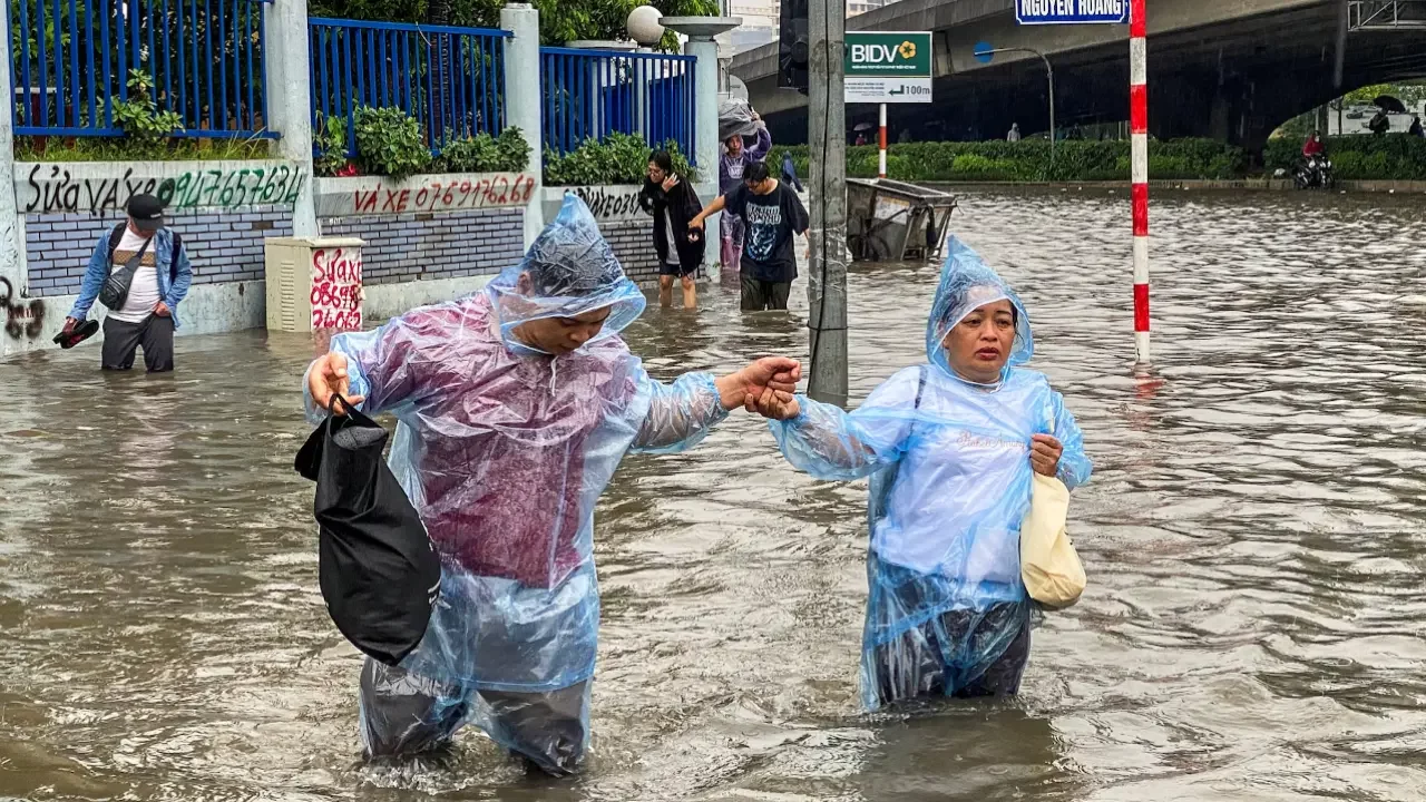 Doğanın şiddetli etkisi, Vietnam'da binlerce evi su altında bıraktı