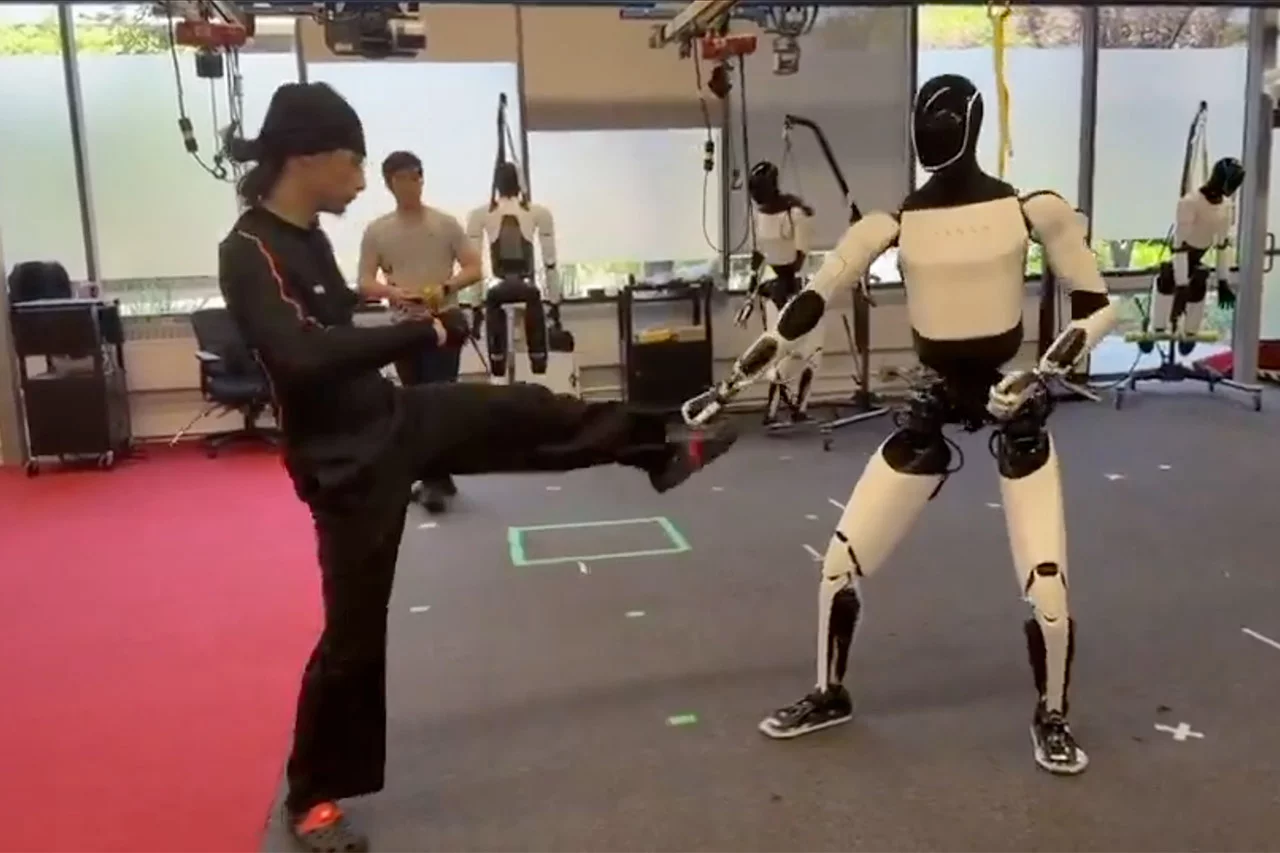 Tesla Optimus roboti kung-fu harakatlarini mustaqil o‘rganmoqda
