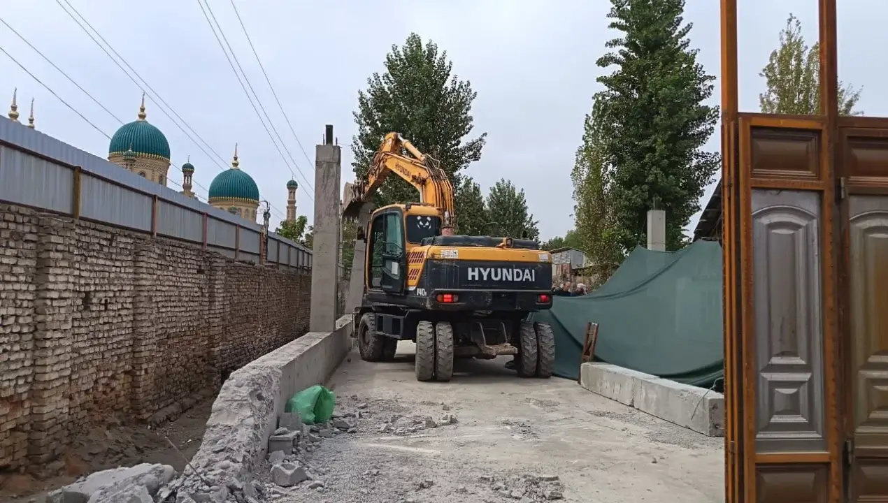 Ноқонуний пойдеворлар буздирилди