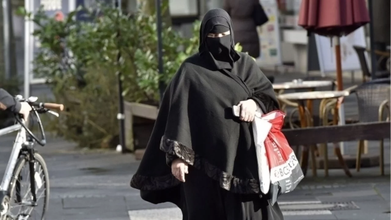 İtalya, kamusal alanlarda burka ve maskeyi yasaklamayı planlıyor