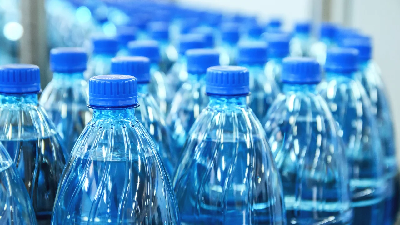 Olimlar: plastik idishdagi suv odam sog‘lig‘iga jiddiy xavf tug‘diradi