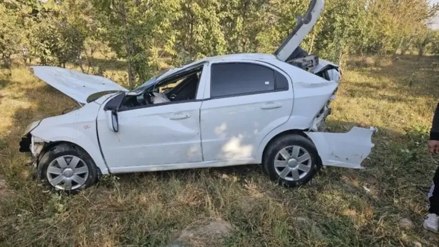 Rul boshqaruvini yo‘qotgan haydovchi pastlikka quladi
