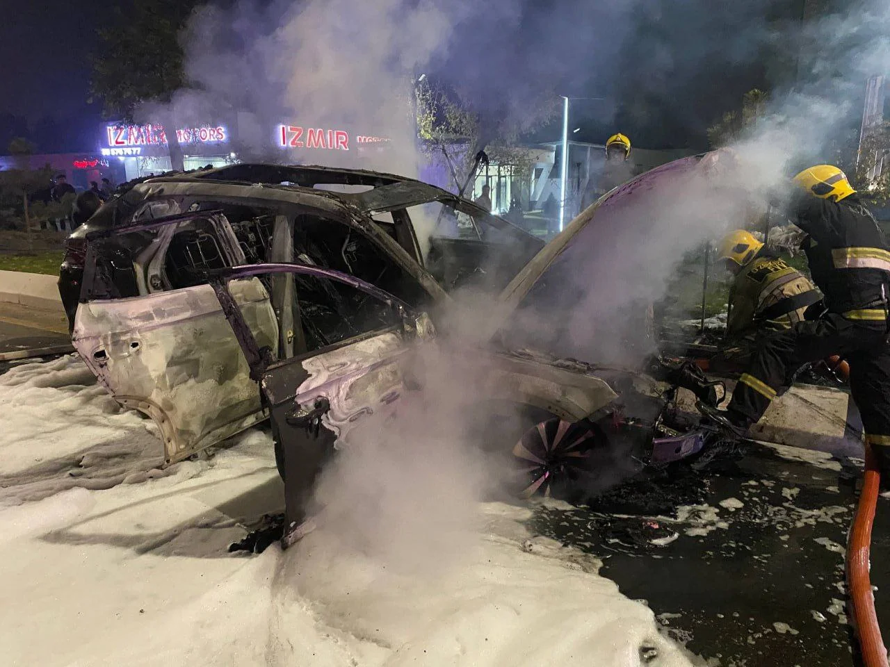 Чилонзoрда йўл-транспорт ҳодисасидан сўнг электромобил ёниб кетди