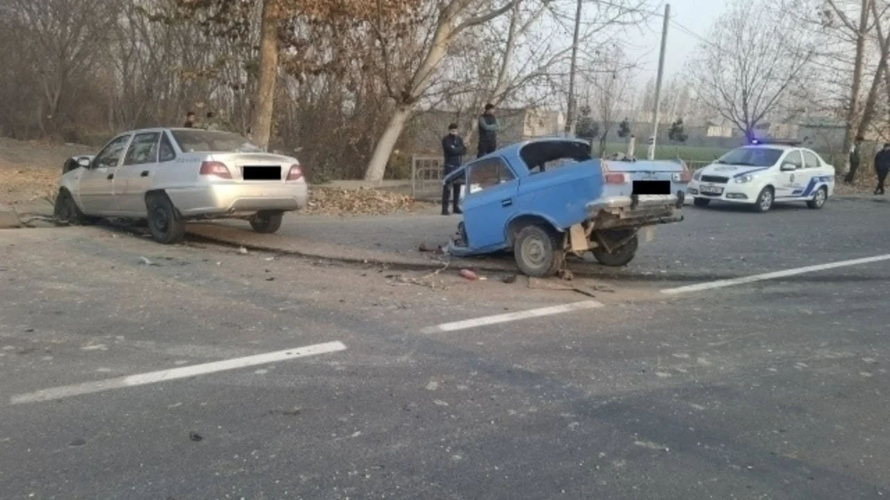 «Москвич» развалился на две части в аварии в Фергане