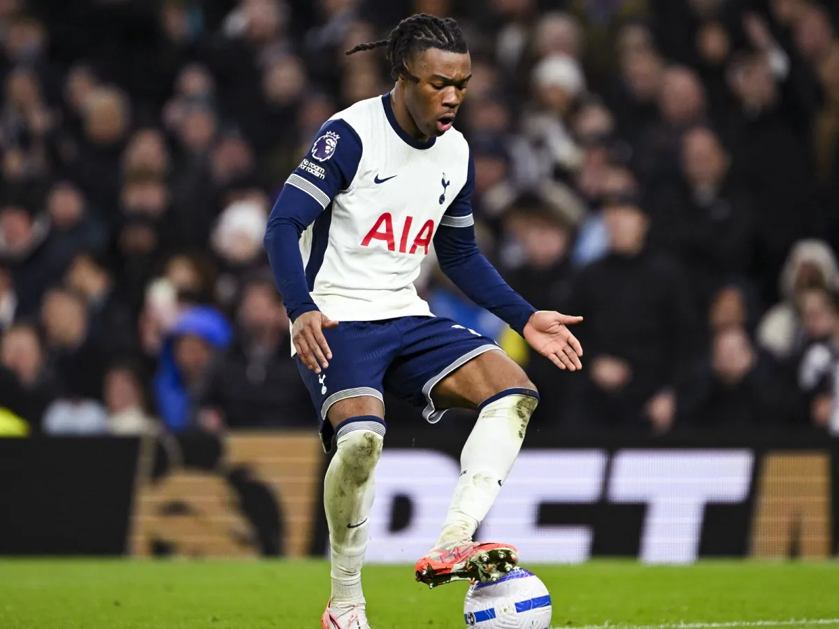 Tottenhem futbolchisiga qurol bilan tahdid qilishdi