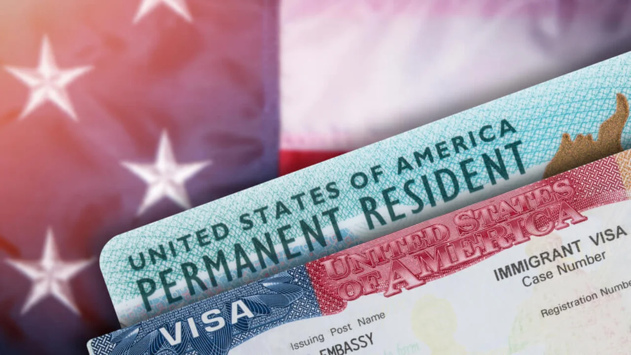 АҚШ 19 давлатдан келганларнинг грин карталарини қайта текширади