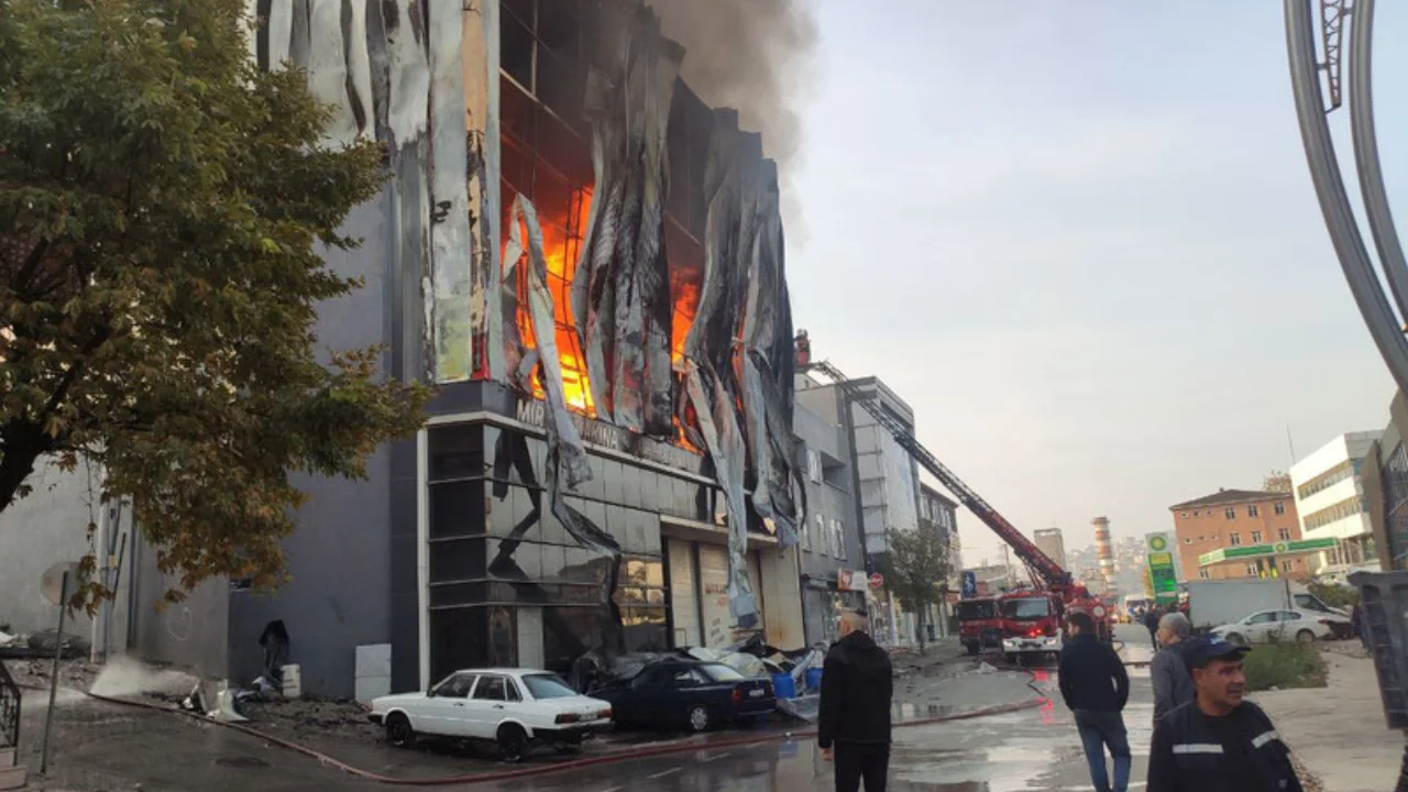 Туркияда атир ишлаб чиқарувчи фабрикада кучли портлаш содир бўлди