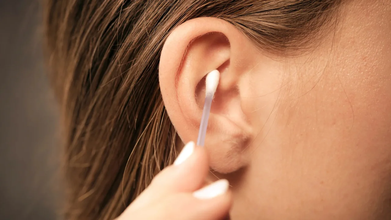 Жёлтая жидкость в ушах: таинственный защитник и удивительные факты