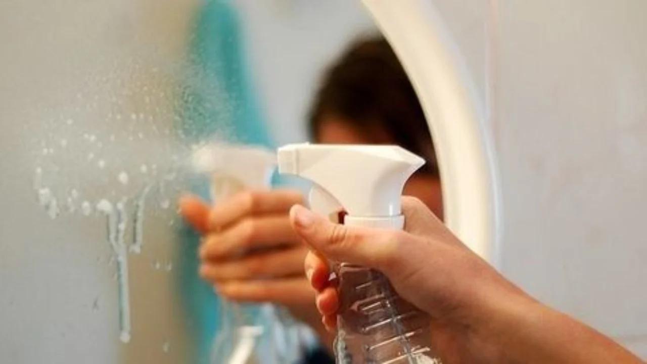 Дворник вытер "грязное стекло" - произведение искусства разрушено