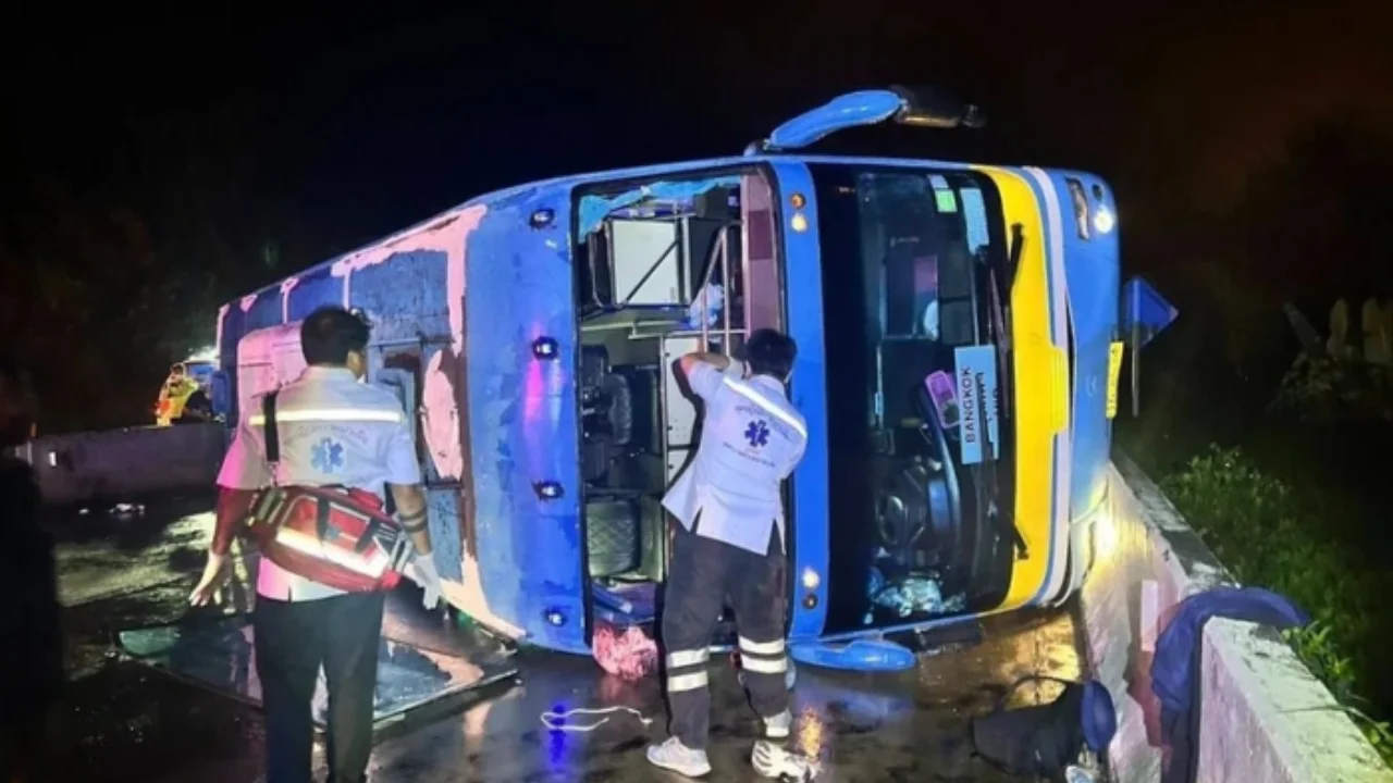 Tayland'da bir tur otobüsü devrildi ve onlarca yolcu yaralandı