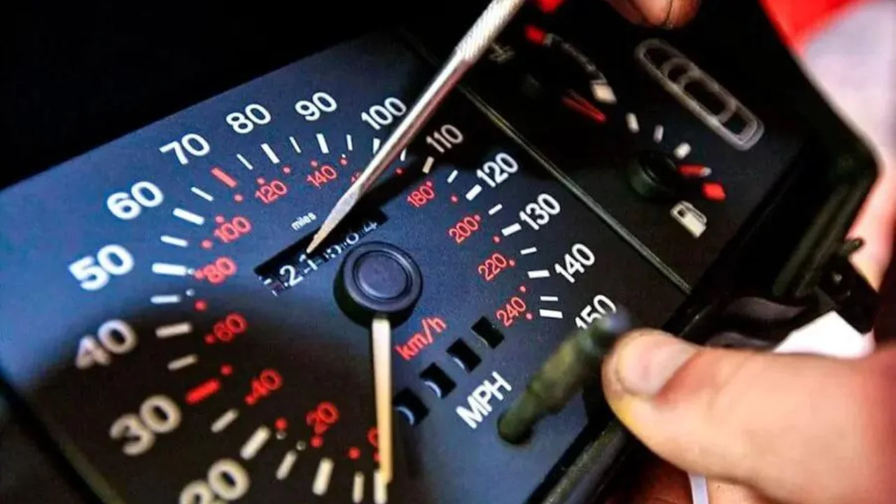 Ўзгартирилган одометрни харидорни хабардор қилмасдан сотганларга жарима бўлади