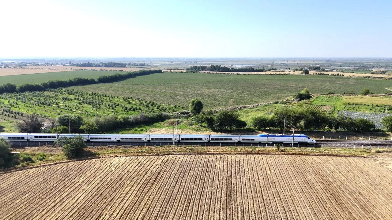 Ўзбекистон тезликка ўтмоқда: Тошкент-Самарқанд 1,5 соатга қисқаради!