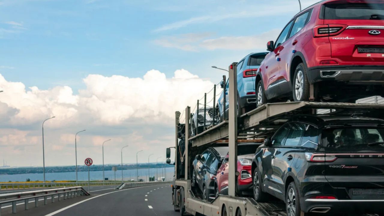 Россия чегарасида импорт юк машиналари тўпланди