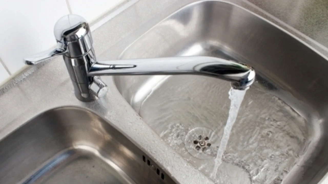 Қарздорлик туфайли минглаб истеъмолчилар сув таъминотидан узилди