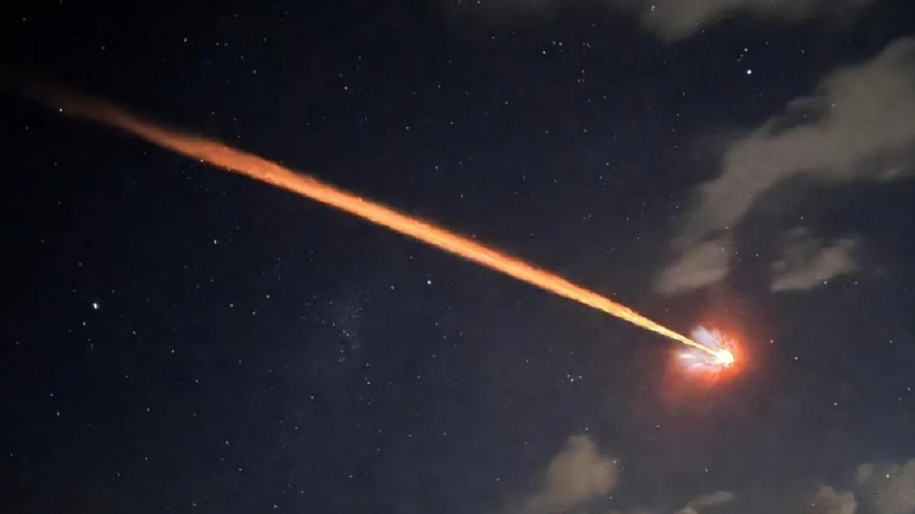 Yakın zamanda Moskova'nın üzerinden geçen taş meteorite nasıl görünüyor?