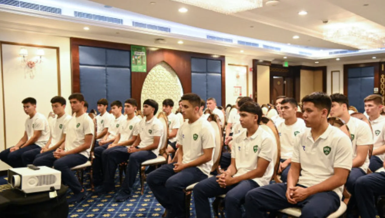 Равшан Ирматов U-17 командасымен кездесіп, жеңіске деген сенімін білдірді