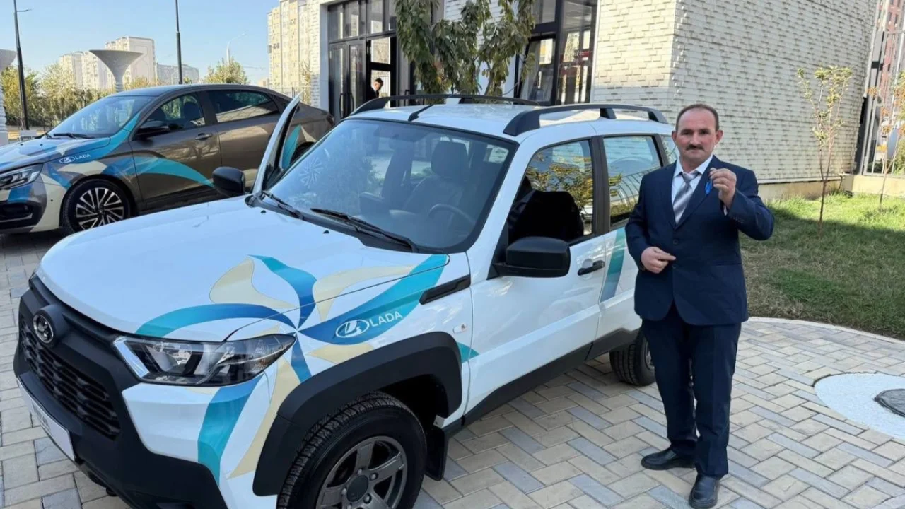 18 yıl yürüyen öğretmene araba hediye edildi