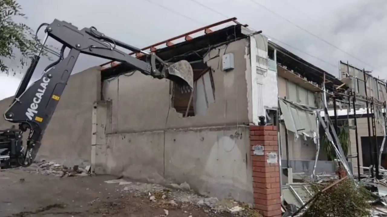 В Ташкенте снесли незаконно построенную гостиницу "Адрас"