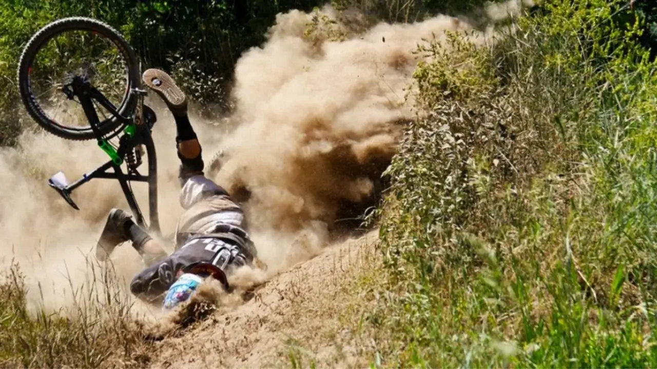 77-летний велосипедист упал в пропасть и пробыл там три дня