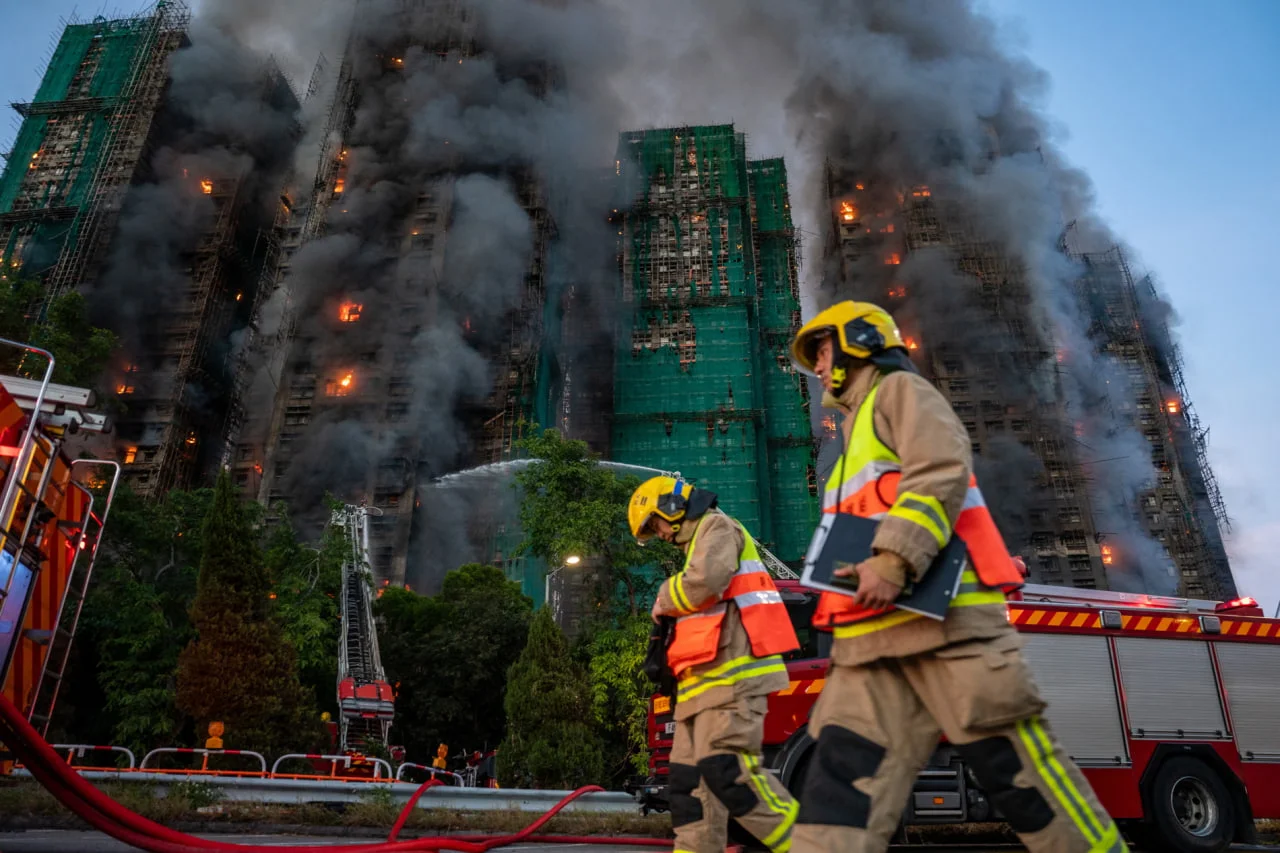 A devastating fire envelops Hong Kong skyscrapers like a sandstorm (photo)