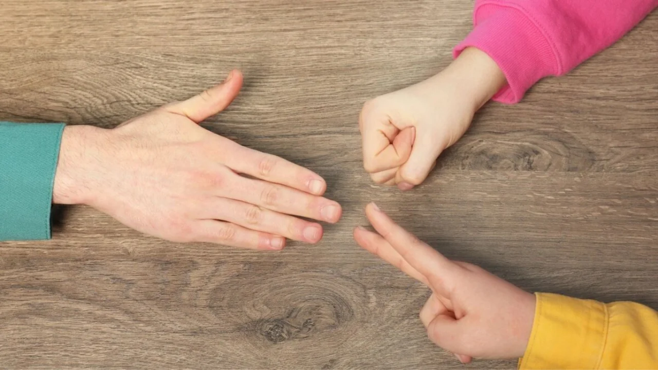 Ученые открыли секрет победы в игре "Камень, бумага, ножницы"