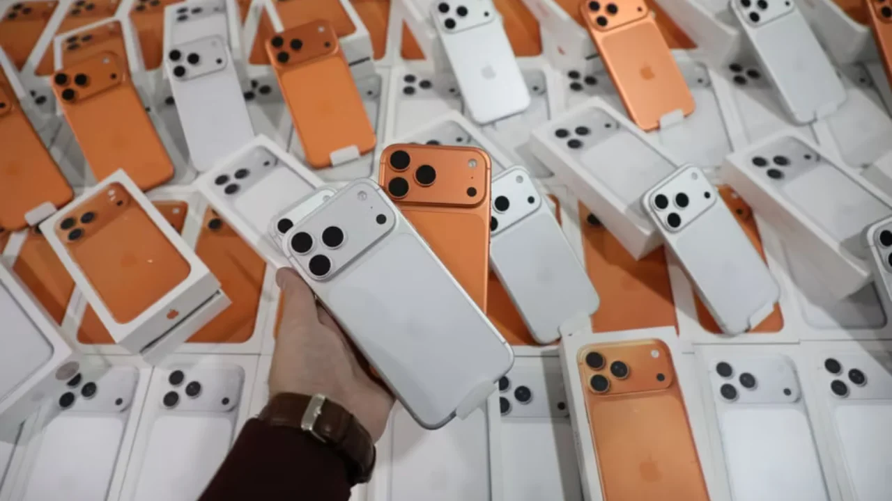 Дубайдан келган йўловчидан 95та iPhone топилди