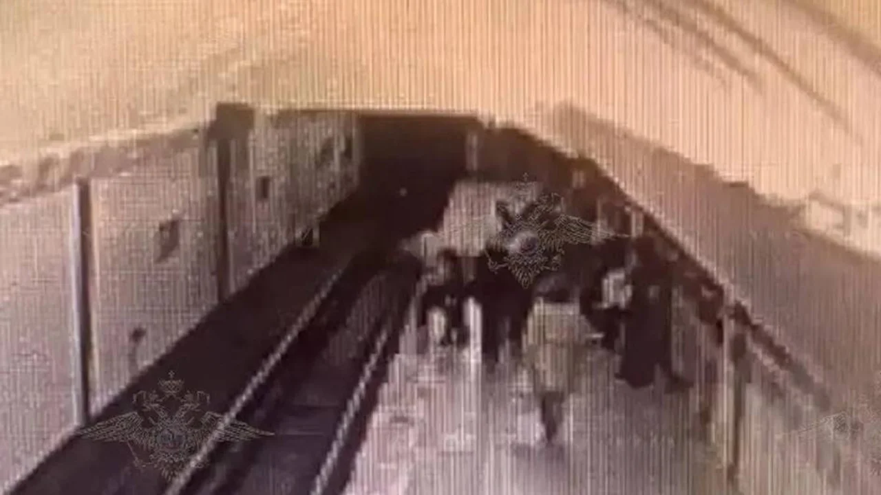 В московском метро женщина толкнула 13-летнюю девочку на рельсы