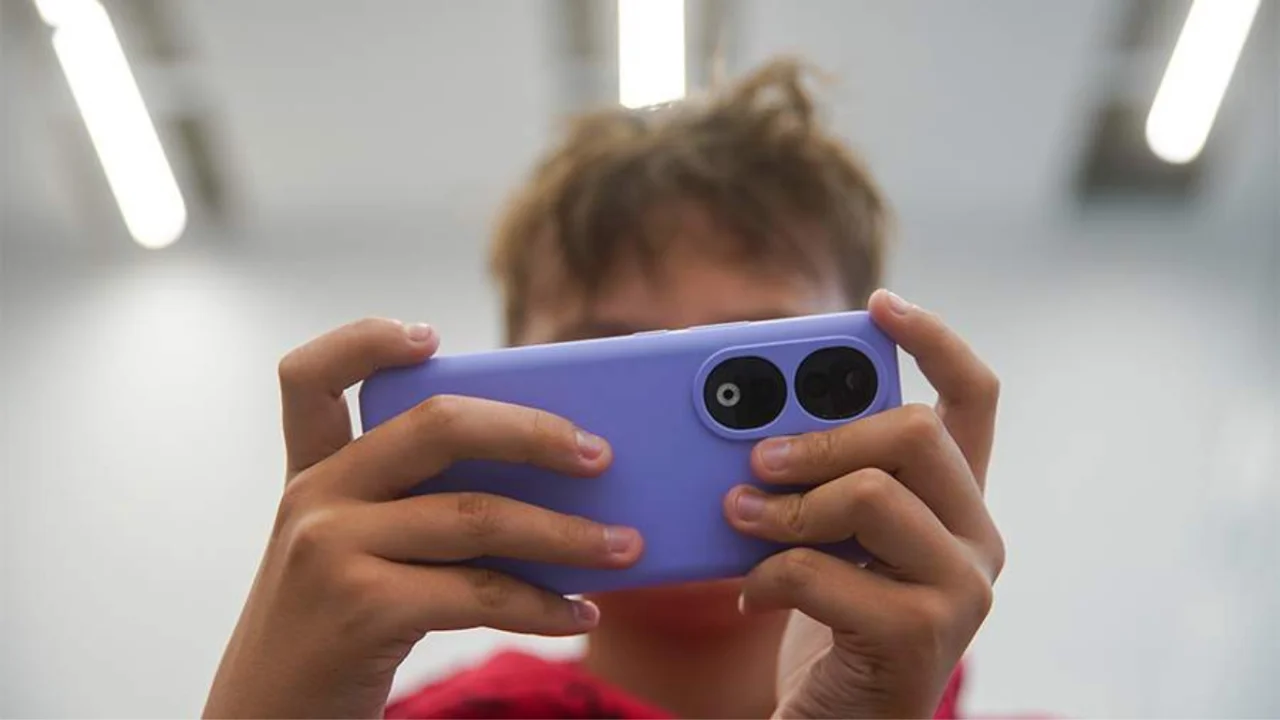 Дания 15 ёшгача болаларга ижтимоий тармоқни тақиқлайди