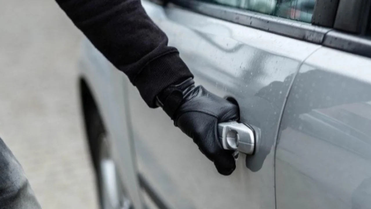 Севгиси рад этилган йигит Lacettiни олиб қочди