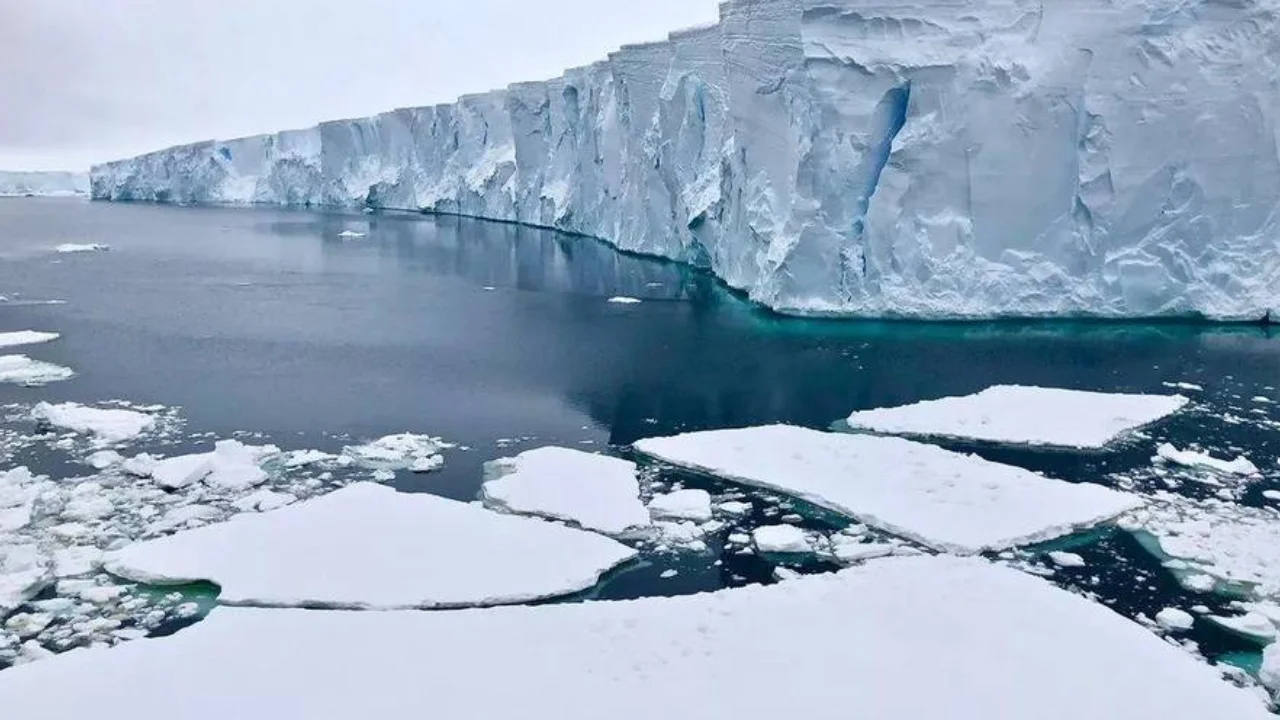 Ледник Твейтс, известный как "Ледник Судного Дня," на грани таяния