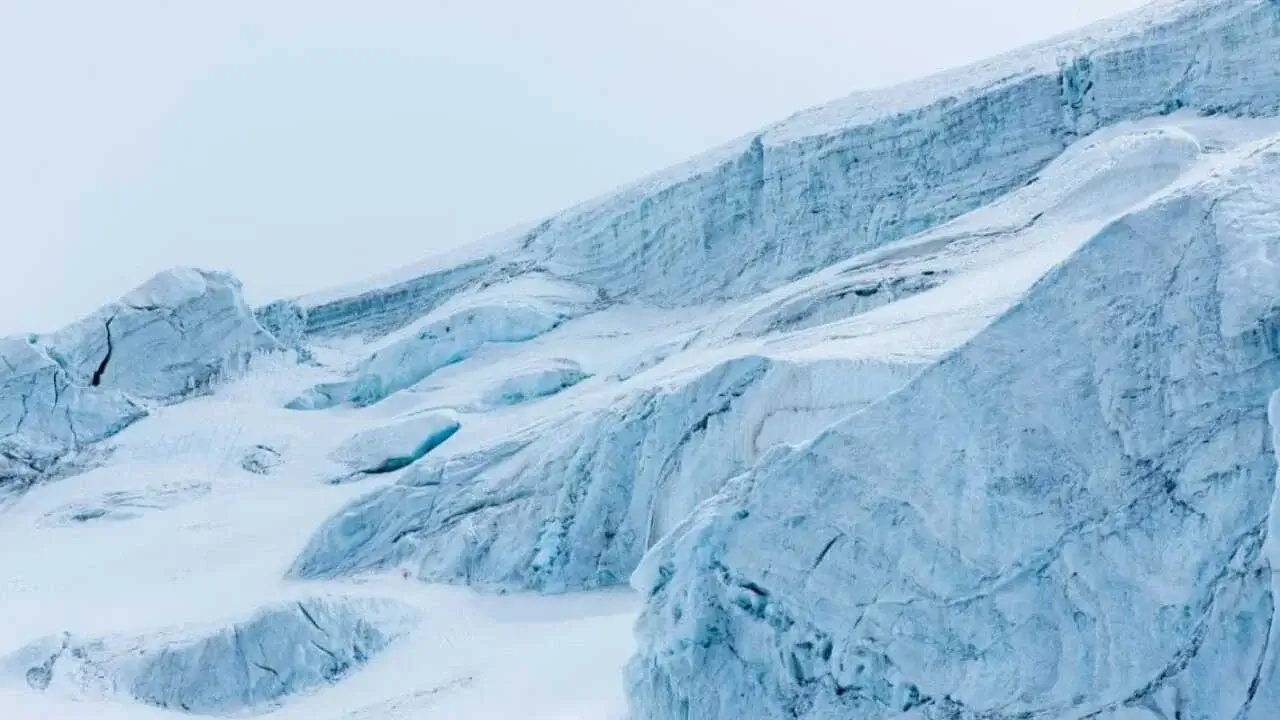 Tacikistan'da Didal buzulu dağdan kaydı - tehlike artıyor