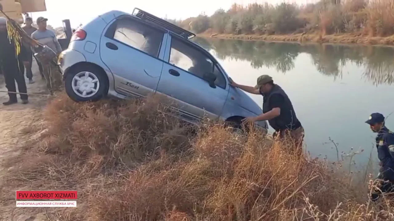 Жиззахда ҳайдовчисиз юриб кетган машина каналга тушиб кетди (видео)