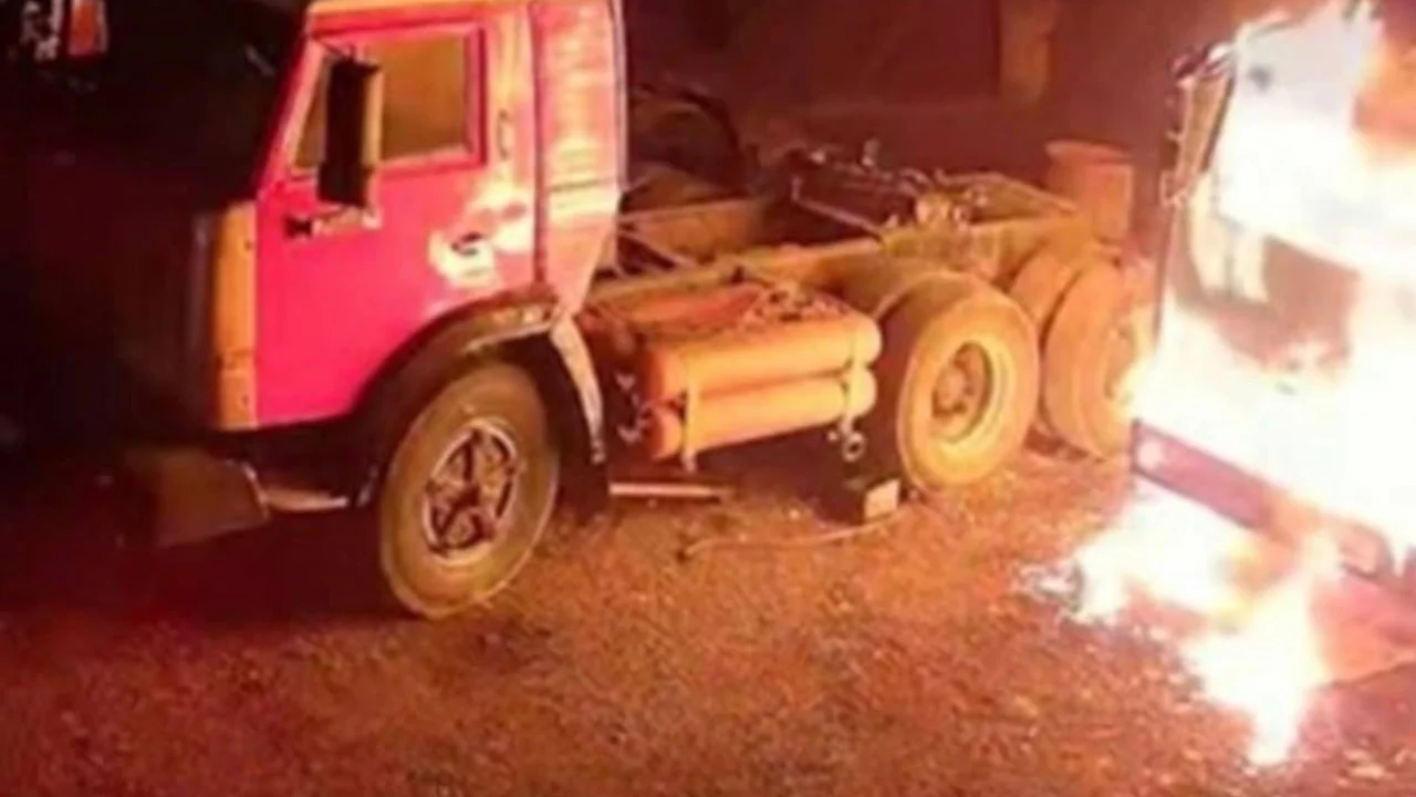 Самарқандда ота фарзандлари билан юк машинасини ёқиб юборди