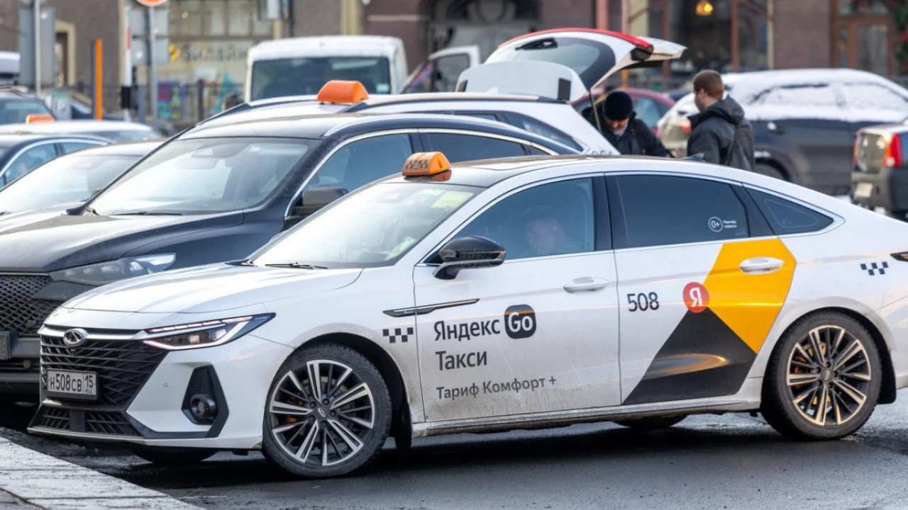 Петербургда мигрант таксистлар аккаунтлари оммавий блокланди