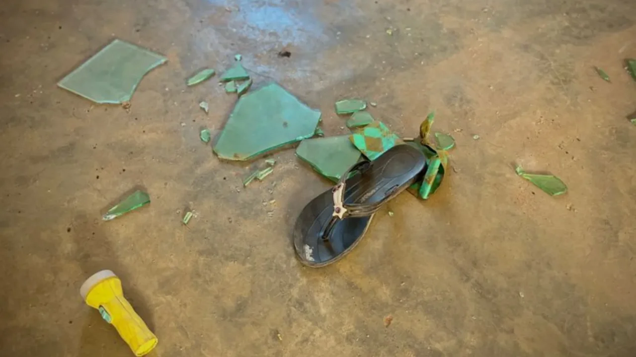 Мактабдан 303 талаба ва 12 ходим ўғирлаб кетилган