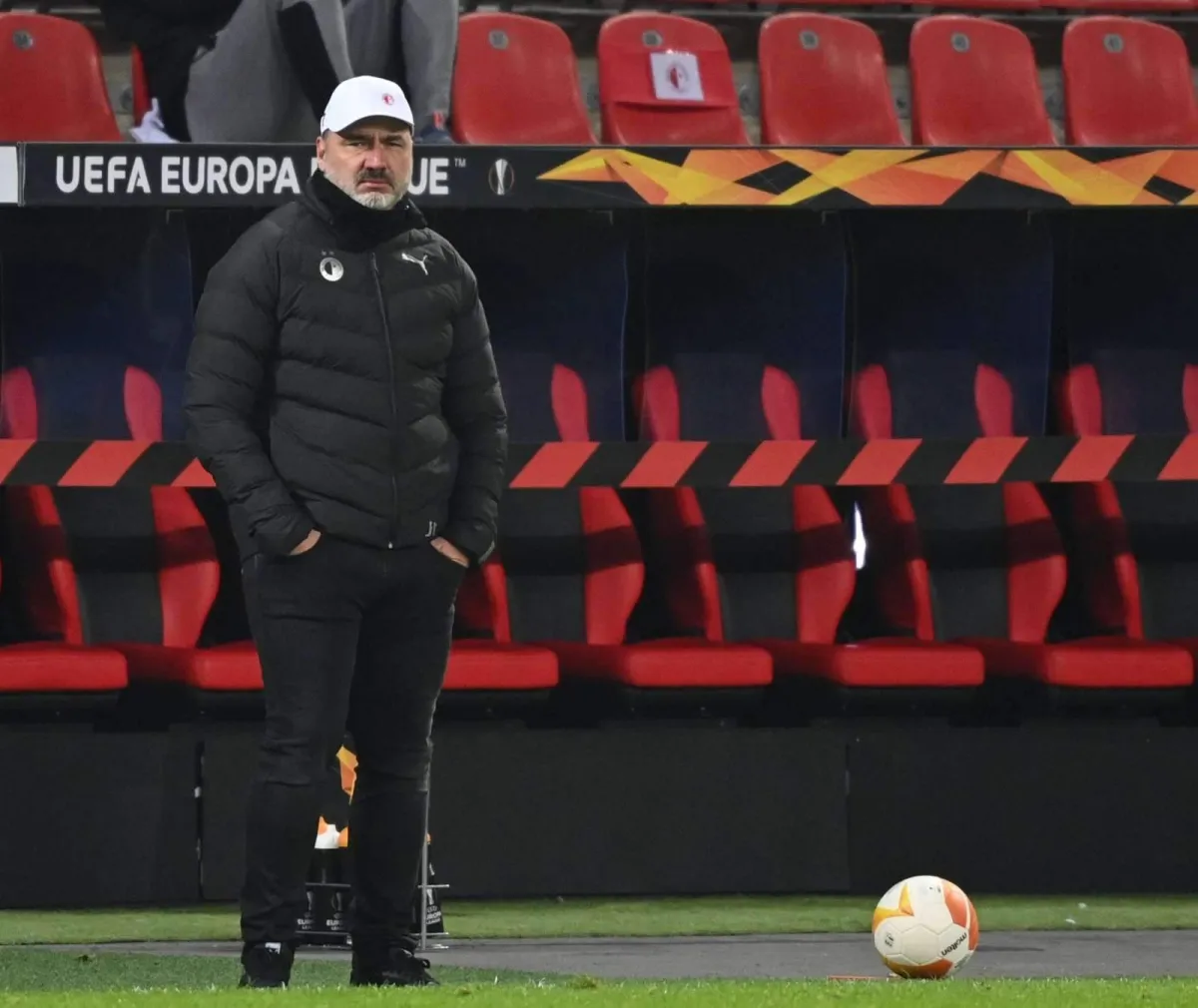 APL klublari Slaviya murabbiyini nishonga oldi