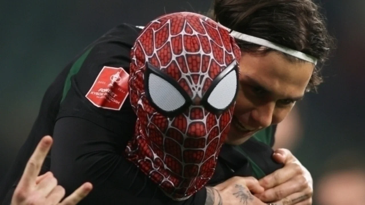 Футболшы Өрмекші адам маскасын кигені үшін жазаланды