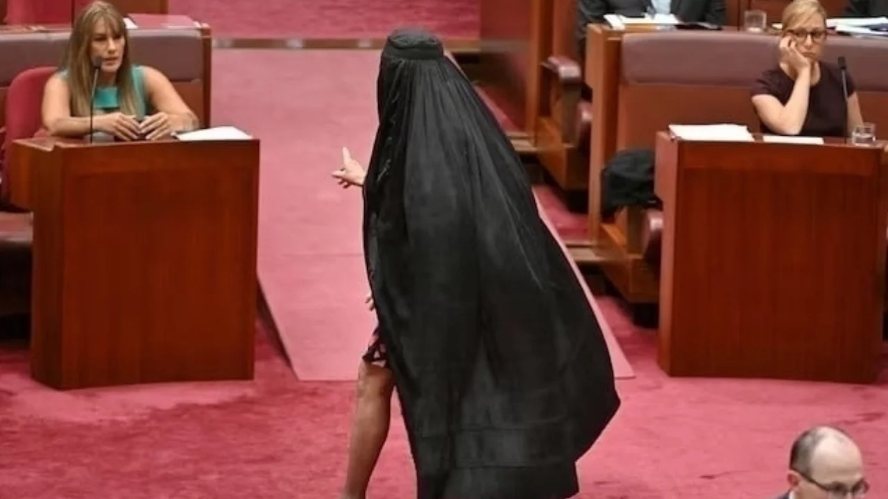 Avstraliyada burqa bilan parlamentga kirgan senator qat’iy jazolandi