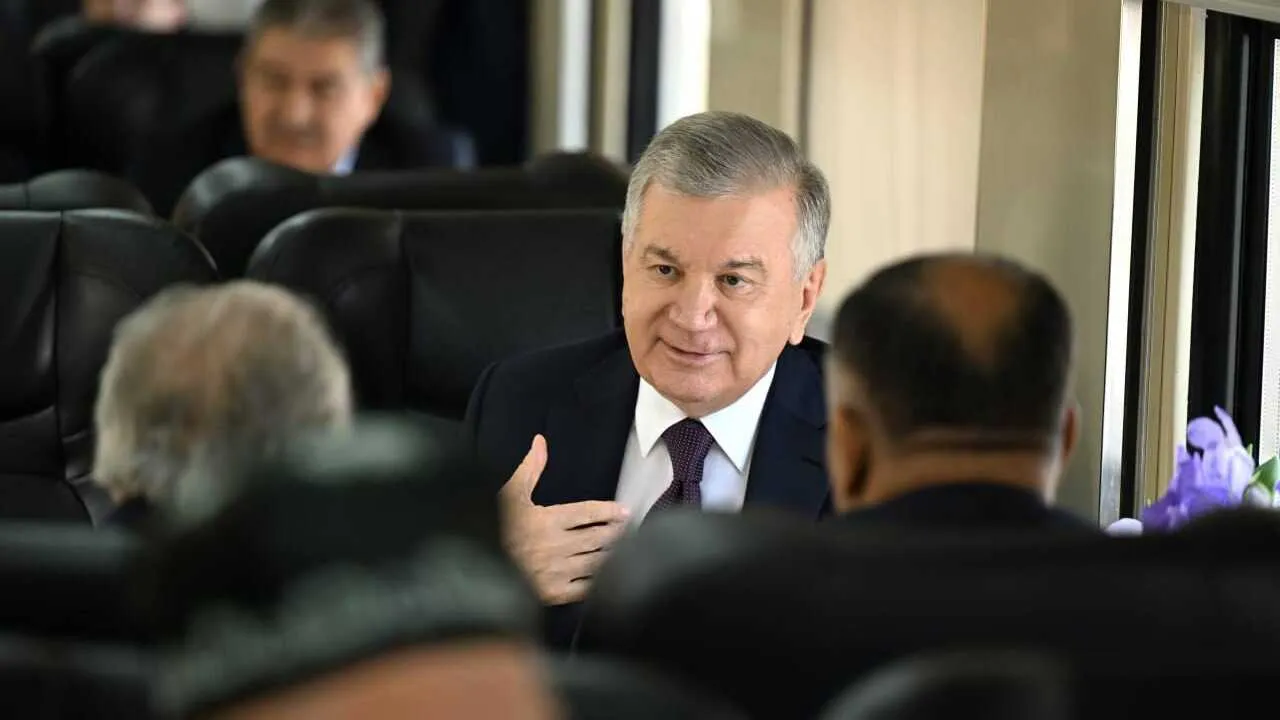 Президент Самарқанд–Ургут темір жолын қарап шықты