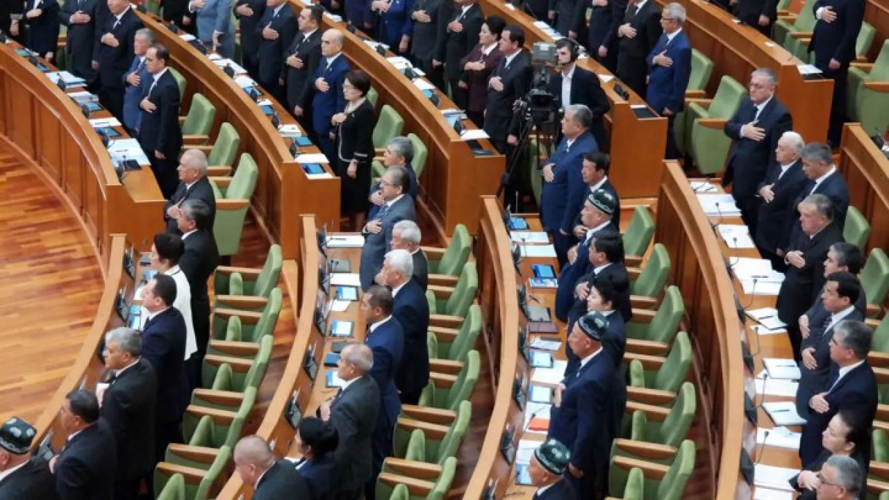 «Ноқонуний бойиш»га жазо борми? ХВЖ қонун лойиҳасини мақтади