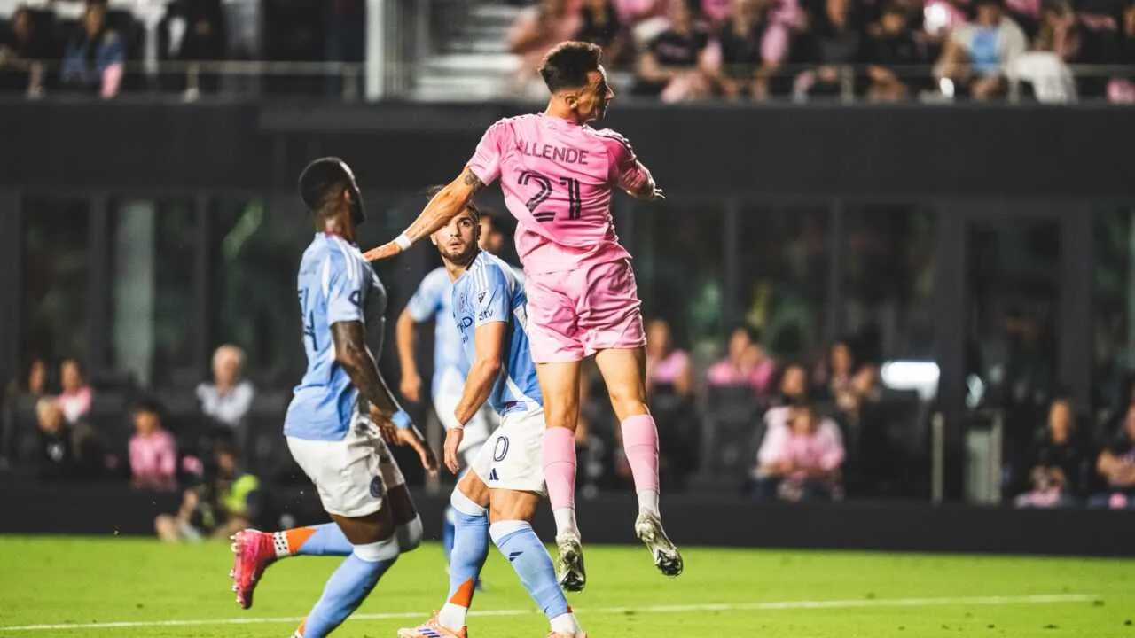 Месси рекорд ўрнатди, Алленде хет-трик қилди