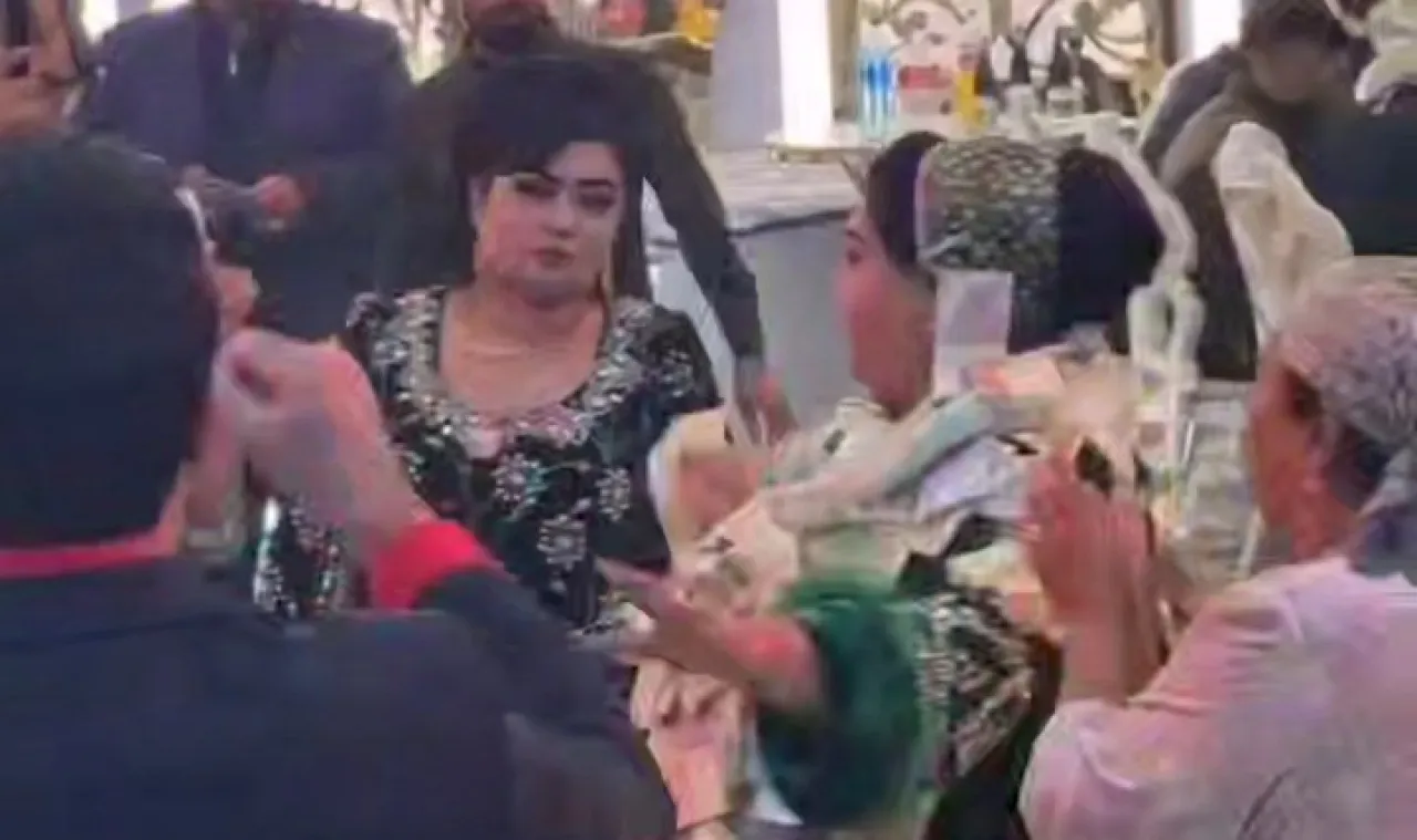 Semerkant'taki düğünde gelinin annesi parayla süslendi