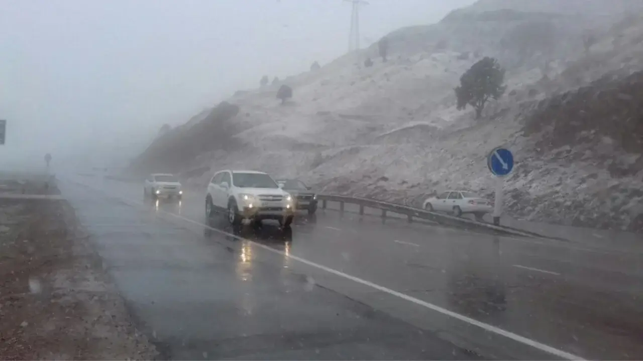 Ayni vaqtda "Qamchiq" dovonida maydalab yomgʻir va qor yogʻmoqda