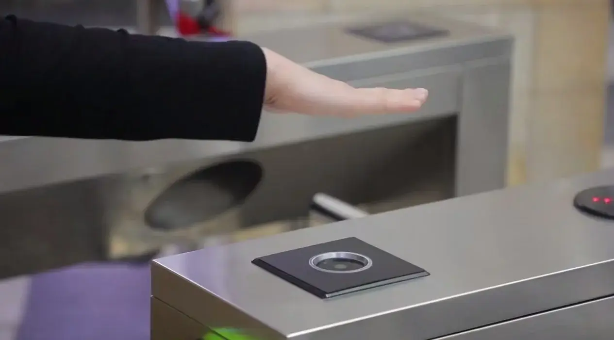 Тошкент метросида "инқилоб": Энди йўл ҳақини кафт билан тўлаш мумкин